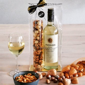 geschenkverpakking met wijn en noten