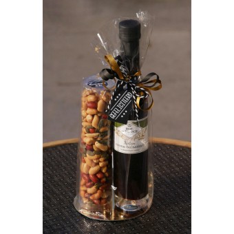 geschenkverpakking olijfolie of balsamico met een koker noten