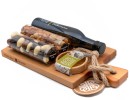 houten serveerplank met noten en olijfolie