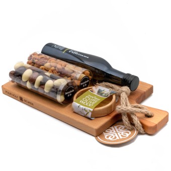 houten serveerplank met noten en olijfolie